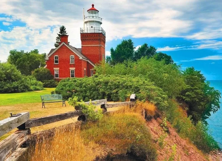 Eurographics Locations & Buildings* - Big Bay Lighthouse Michigan - 1000 Piece Jigsaw Puzzle